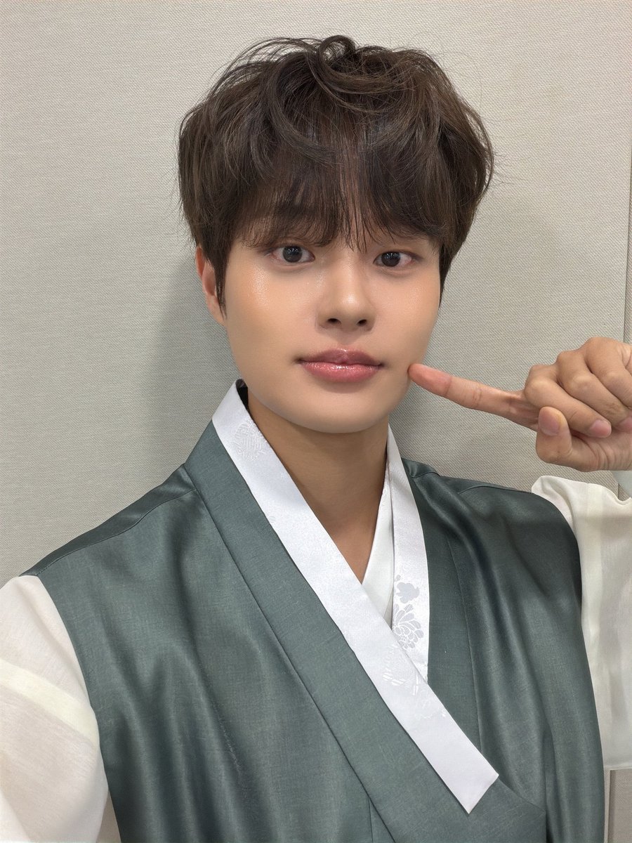 AB6IX_MEMBERS's tweet photo. 모두 안전하고 행복한 설 연휴 보내세요! https://t.co/5a1vnxLWCQ