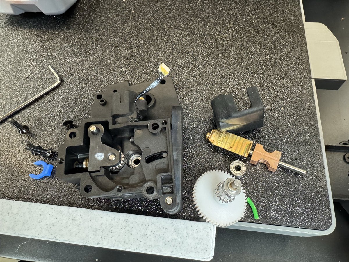 gorilla_7guild's tweet image. ノズルの中でフィラメント折れたのでノズル交換して押し出したらまた空打ち。
バラしたらギア⚙️のトコで折れてた。
シルクフィラメントの長時間造形だったので問題が起きたのかな？
ギアアップグレードしたら解消されるのかな。
#FLASHFORGEAD5X