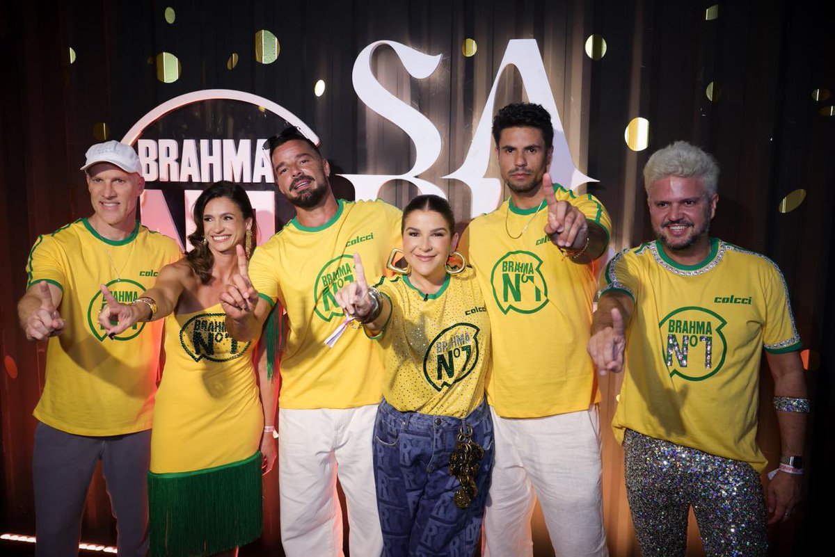 Quase 30 anos depois, <a href="/ricky_martin/">Ricky Martin</a> voltou à Sapucaí para assistir ao primeiro dia de desfiles do Grupo Especial no Camarote Nº1. O cantor, que já desfilou pela Portela em 1997. 

#Carnaval2026 #RickyMartin #Sapucai #RioCarnival