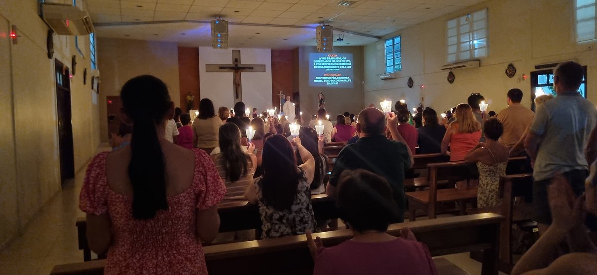 AndreVBampi's tweet photo. @levisback Paróquia Santa Cruz, Blumenau. Foto da última quarta-feira, missa novena de Nossa Senhora Desatadora dos Nós. https://t.co/VHCtF3quqb