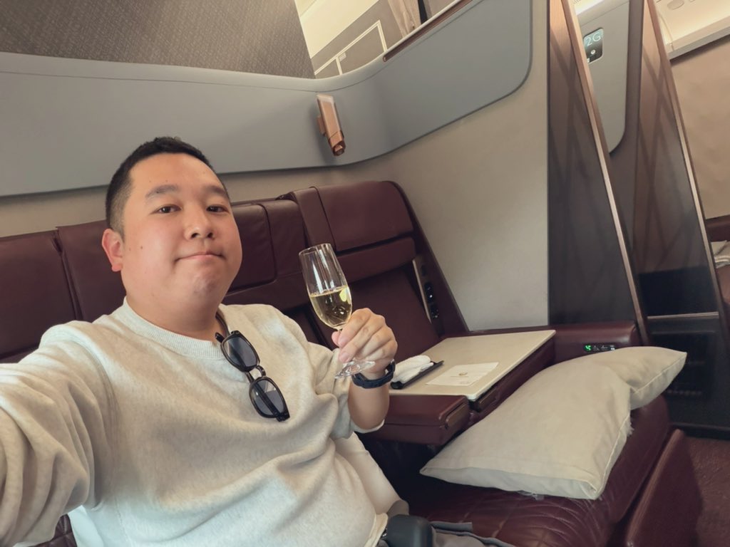 solotabi_worker's tweet photo. 31歳になりました〜🥳🥳🥳
1人遊びの天才なので誕生日旅の始まりはファーストクラスから✈️
念願のA350-1000のファースト✨✨

ロンドンまで13時間のフライト楽しんで行ってきます🇬🇧
#JAL #A350 https://t.co/Yq8FQWLKww