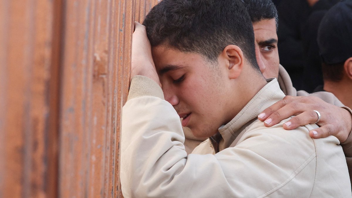 At least four people were killed in a strike targeting a tent sheltering displaced families west of Jabalia in northern Gaza, while another five were killed in attacks around Khan Younis in the south of the Strip

middleeasteye.pulse.ly/no8bjeznqs