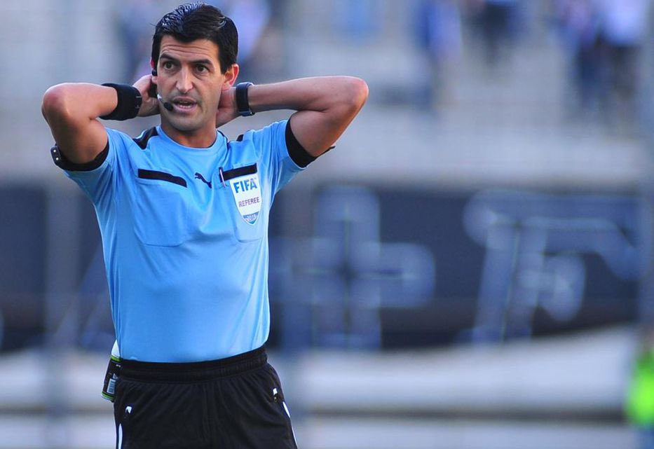 Leodan González acaba de anular una amarilla mediante VAR?

Se le pasó esa idea por la cabeza, y el equipo asistente en cabina lo avaló?

El reglamento es clarito en la utilización de la herramienta: 

Goles, tarjetas rojas directas, penales.

Antirreglamentario. Impresentable.