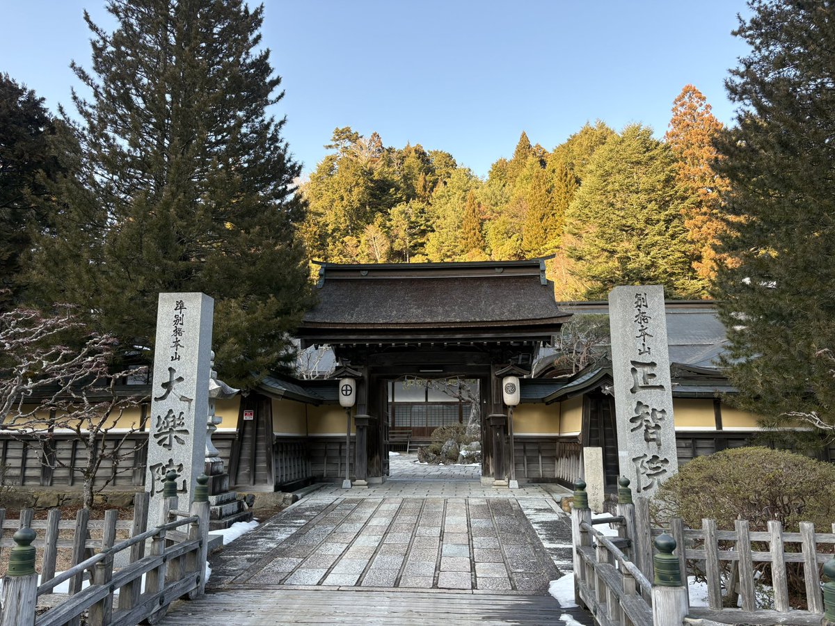 uks1028's tweet photo. 生きながらにして、生まれ変わる。
そんな不思議な感覚を味わった、高野山での二日間でした。

これまで何度も耳にしていた「高野山」という場所。
なぜか今まで一度も足が向かなかったのに、人生の充電期間に入った今、吸い寄せられるように空中都市空に辿り着きました。

1200年続く由緒正しきお寺「正智院」に宿泊させていただき、お釈迦様が入滅された夜に、一晩中読経を行う仏教三大行事の一つ、『常楽会』へ。

次の日は奥之院を流れる、あの世��この世を分かつ川を眺めながら、
「これまでの人生を一度終えて、新しい人生が始まっていく」
なんとも言語化できないのですが、色んなタイミングがすべて合っていっているような感覚がありました。

……と、ここまで書くとストイックな修行のようですが、
現実はもっと温かく、人間味に溢れていました。。

高野山の重鎮であるはずの住職が、誰よりも気さくで、誰よりも面白い。
お腹がちぎれるほど笑わせてもらい、夜はコンビニスイーツを囲んで、同行した友人社長の誕生日をお祝い。
人生で初めて「ものすごく偉いお坊さん」と一緒にハッピーバースデーを歌うという、他では決して味わえない、最高に贅沢で素敵な経験をさせてもらいました。

さらに「僕の中の町中華ランキング」を塗り替える絶品店が高野山にあったり、
日本三大美人の湯・龍神温泉の��浴露天風呂で、美人に会えるかと思いきや野郎3人で長湯してリフレッシュしたり（笑）。

厳かな静寂と、腹の底からの爆笑。
そして、凛とした空気に包まれているこの土地が、心と身体を軽くしてくれた気がします。

また人生の節目に、高野山にあがってくることでしょう。

今回のご縁を紡いでいただいた社長には、なお一層頭が上がらなくなりましたが、新しい人生の第2章、スタートです。

#高野山 #正智院 #常楽会 #龍神温泉 #宿坊 #人生の節目 #感謝