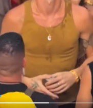 DamaDeFerroTV's tweet photo. BRUXISMO?
Você sabia que o bruxismo afeta cerca de 30% da população brasileira.

Leitores apontam potencial bruxismo da ex do Neymar.

Estrangeiro que estaria acompanhando a ex do Neymar, ao seu turno, adotou estranho procedimental de tapar a lata de uma bebida que aparentemente não é gaseificada, provavelmente com receio que caíssem perdigotos.

A luta pela democracia se faz em todas as trincheiras, diz leitor.