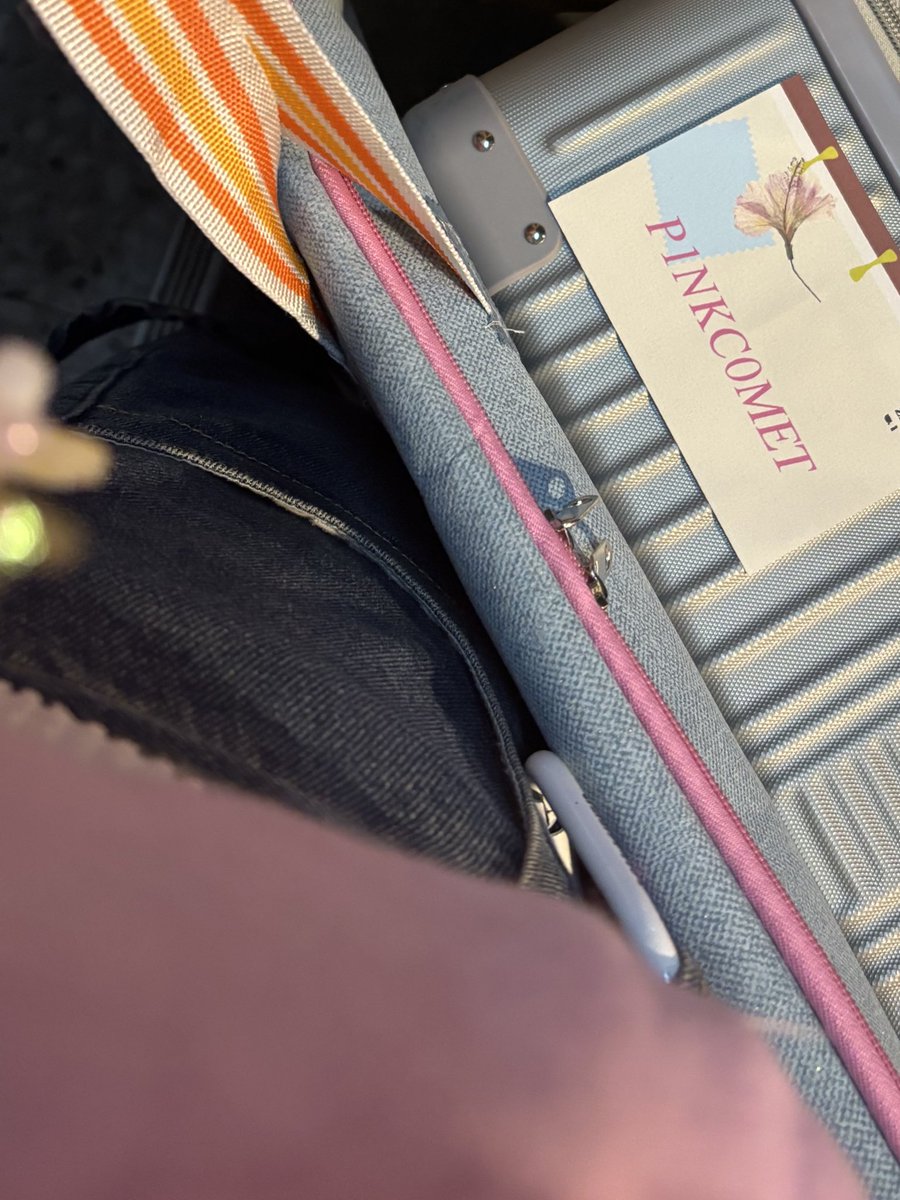 อยากจะมาขอบคุณทุกๆคนที่อยู่ตรงนี้ ทำให้ฝันของเด็กบ้านนอกคนนึงเป็นจริง ขอบคุณทุกการติดตาม ทุกๆคำชื่นชมและรับฟังเราพูดผิดๆถูกๆ เพราะมันตื่นเต้นไปหมด yy ขอบคุณทุกคนที่ทำให้อาร์ตมาร์เก็ตมันกลับมาเติมช่องโหว่ในดวงใจนี้อีกครั้ง หวังว่าเส้นทางของเราจะได้กลับมาบรรจบกันอีก
ด้วยรัก, พิ้ง💥