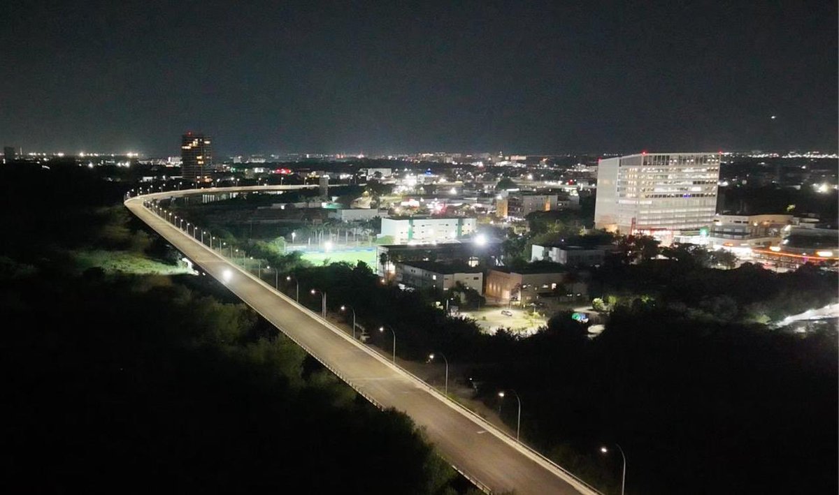 Así luce de noche el #PuenteNichupté 🌉, una obra emblemática que se encuentra en su etapa final y que será inaugurada por nuestra presidenta <a href="/Claudiashein/">Claudia Sheinbaum Pardo</a> 🚗🚧.