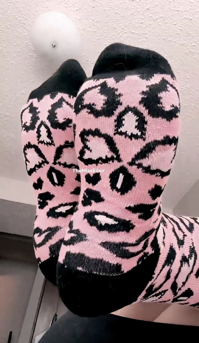 TheMissElixir's tweet photo. Giving these socks a proper post 🐆🖤🩷
#sockseller #socks #sockentee #crewsocks #pinksocks #longsocks #legs #fypシ #leopardprint #sockselfie #feetِ https://t.co/LN3yi4i8LB