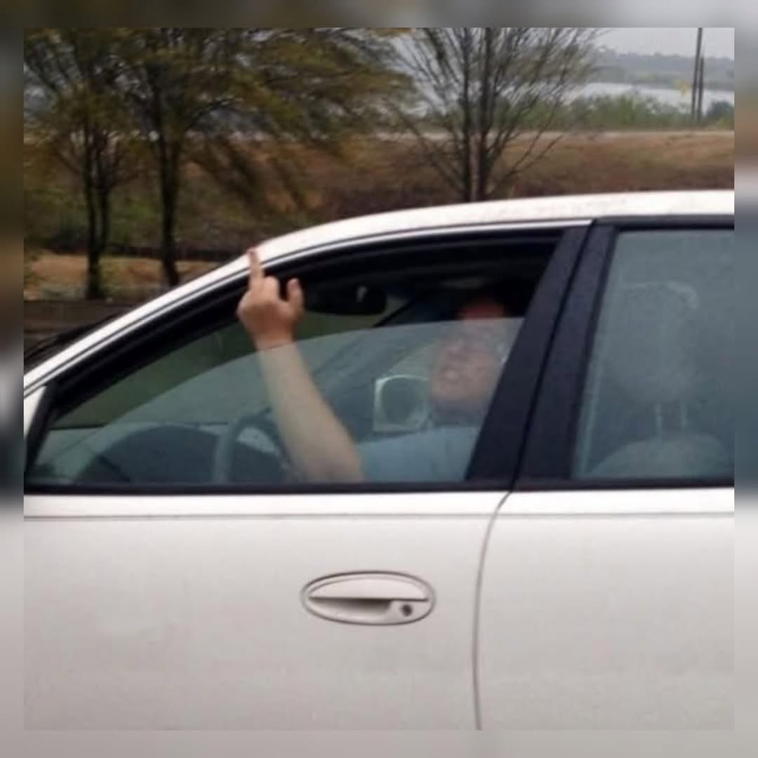 😱 Hier, j’ai coupé la route à quelqu’un en voiture. Une erreur totale. Il a klaxonné, m’a fait un doigt d’honneur, et comme le destin a voulu que nous finissions sur le même parking… il m’attendait.

Doigt d’honneur levé. Cris. Insultes. “APPRENDS À CONDUIRE !” Je me suis