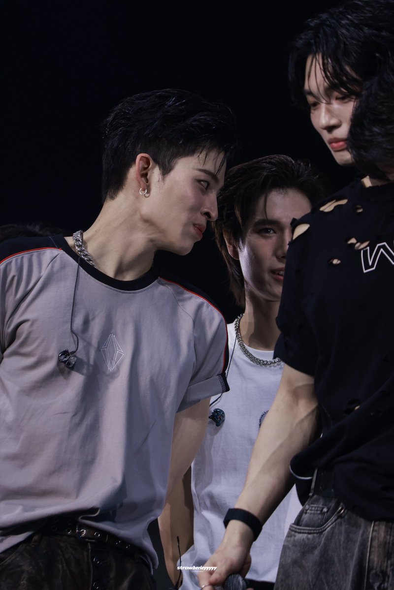 ⠀ ⠀ ⠀ ⠀ ⠀ ⠀ ⠀ ⠀ ⠀ ⠀ ⠀ ⠀ ⠀ ⠀“ พี่ปอนด์ ”
“ อะไรนะครับ ”