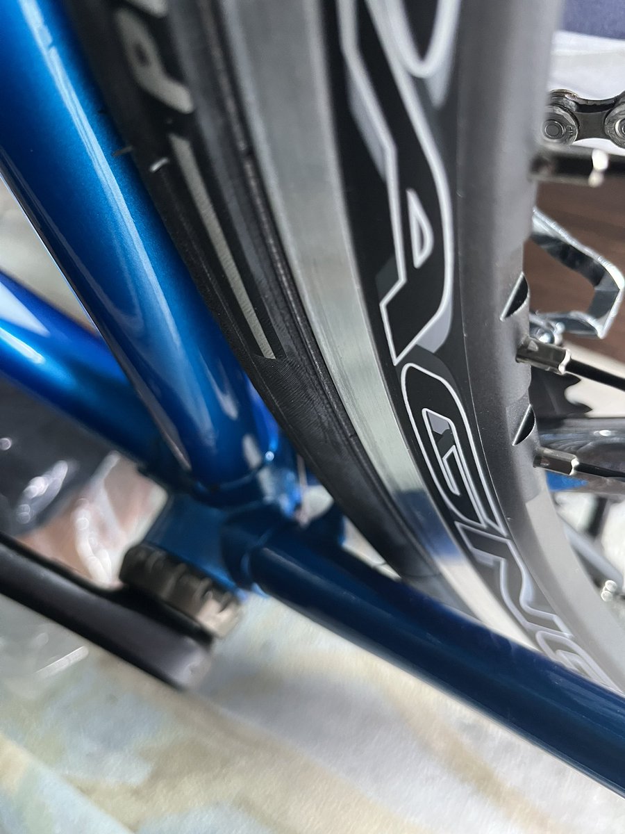 TCR_zero's tweet photo. #battaglin
#PIRELLI
#28c
ミシュランはフレームと干渉して入らなかったのでピレリに変えた状態（リア）
かなり攻めた😆
ただ乗り心地はかなり良い
5.5barくらいでおけ？
fr.はもっと厳しいクリアランスでカーボンフォーク入れる事も考えたけど折角の雰囲気を大事にしようとの事で鉄フォークのまま。 https://t.co/GpCmYcUafg