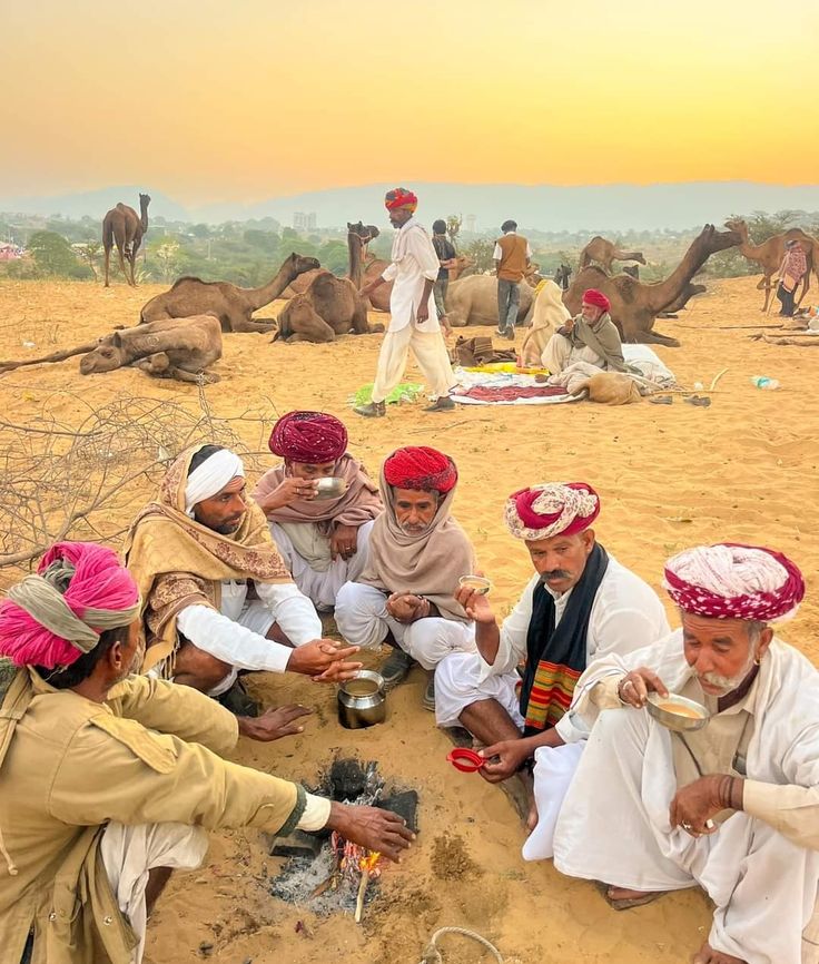चैन है सादगी की राहों में।
घर बिक जाते है दिखावो में।