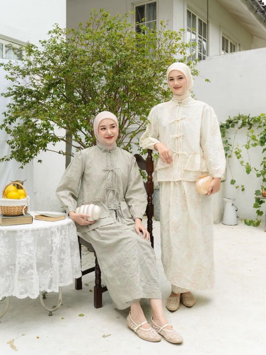 Masih bingung Lebaran mau pakai apa atau lagi cari look yang beda? 👀
​Lebaran 2026: The year of cultural fusion! ✨
​Siluet Cheongsam yang ramping &amp; Baju Kurung yang santun bakal jadi primadona. Dari kerah Shanghai sampai payet Melayu yang mewah. 🧵
​
A thread