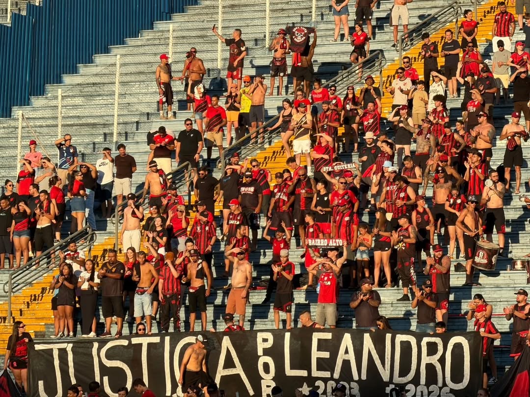 Os Fanáticos e demais torcedores do Athletico Paranaense de visitantes na partida contra o Londrina, hoje, pelo Campeonato Paranaense. Com faixa pedindo justiça por Leandro Souza, integrante da torcida que morto pela PM nesta semana. RIP