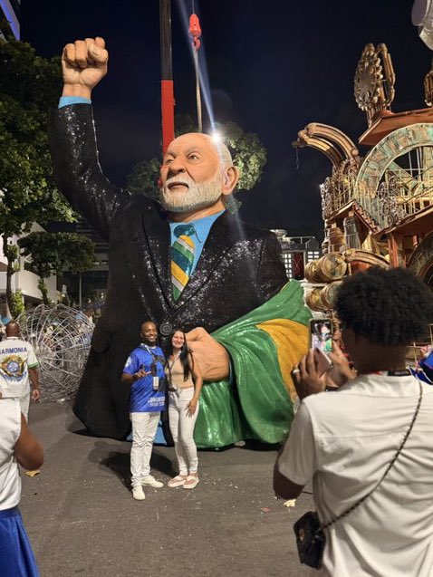 jonasdiandrade's tweet photo. A Globo acha mesmo que não mostrar o desfile da Acadêmicos de Niterói não vai repercutir o Lula? Pode deixar que a internet vai fazer o seu trabalho. https://t.co/wCkkP5fKsa
