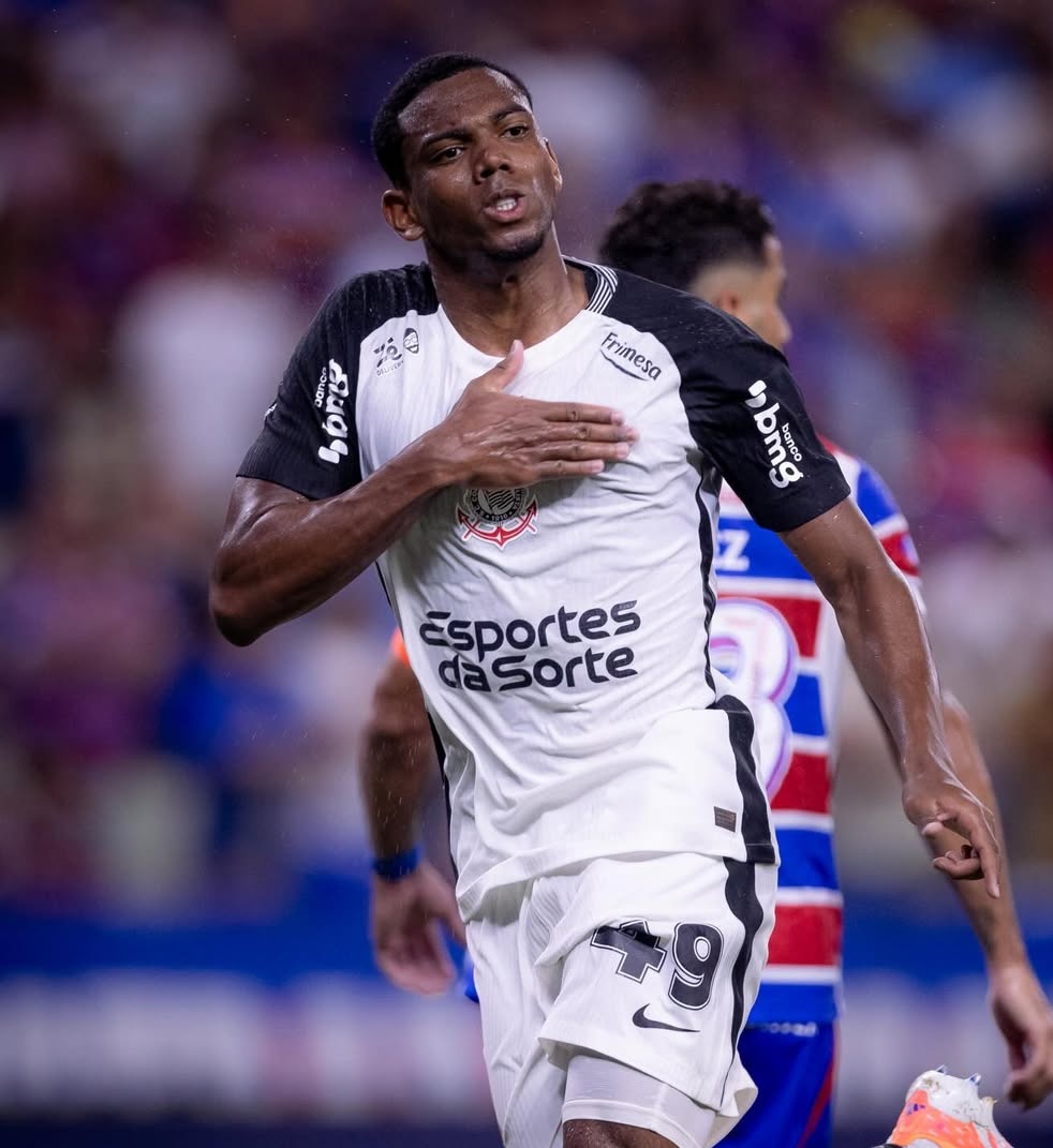 Promessasfut's tweet photo. André Dificilmente fica até Janeiro de 2027.

É uma Jóia Absurda, André é Jogador de Premier League, La liga.

Volante que precisou de menos tempo para mostrar seu potencial.

Andrevíč ABERRAÇÃO DA NATUREZA. https://t.co/Gid9hU0HKn