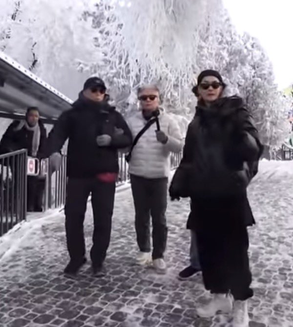 미끄러질까봐 팔짱 낀거임?ㅠㅠ