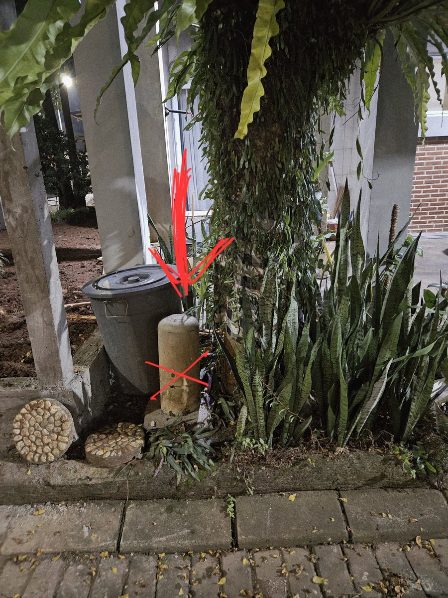 herrifd's tweet photo. @FirstMediaCares tolong perangkat ini dicabut sj segera krn ganggu tempat sampah sy terhalang diambil petugas kebersihan. Lokasi RT 01/10 Sawah Baru, Ciputat https://t.co/BnNIjQZPDX