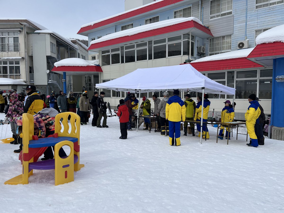 ushidake_ski's tweet photo. 【告知】​2月22日㈰スキー場感謝祭を開催します🐮

​ゲレンデに牛さんが現れてお菓子を配ったり、豪華賞品が当たる大抽選会があったりと、感謝の気持ちをギュウ〜（牛）っと詰め込みました🎉

雪山で遊んで、お菓子をもらって、最後は景品を当てて帰りましょう！🏔️✨

詳細↓
https://t.co/7M8aQJ3zWA https://t.co/4Etax11WPB