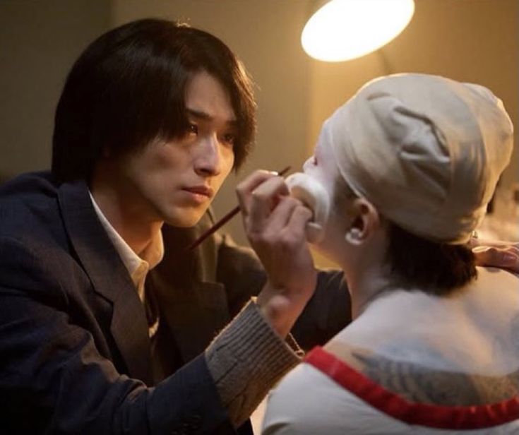 DailyRyusei0916's tweet photo. After watching Kokuho, I think many of us share the same sentiment, that lingering thought of whether, in this lifetime, we’ll ever find a light so rare that we’d let ourselves burn just to feel its spark once more. It makes you reflect and lets the beauty of the art quietly seep in. That’s why so many viewers were left speechless after watching it. It’s that good. 🥺🪭

#映画国宝 #Kokuho