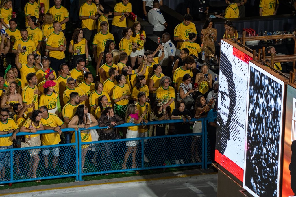 Apreciem as caras de cu dos camarotes