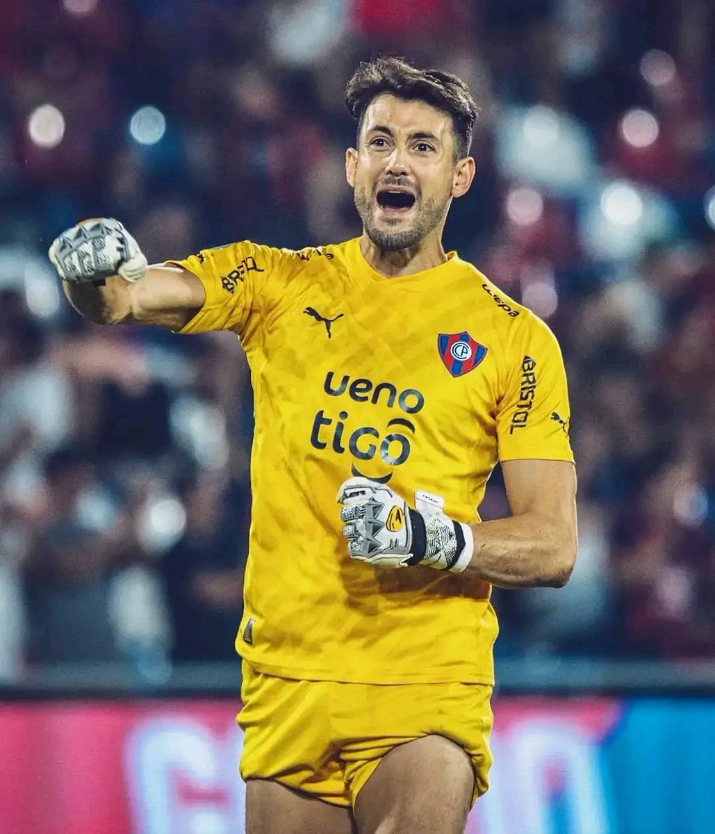 Los dos goles que le acaban de hacer a este arquerito medio pelo no tienen nombre.
Pero no es nada relevante. 

Las pifias que sí son noticia son las de Gastón Olveira, porque hace 5 años es el mejor arquero del fútbol paraguayo.