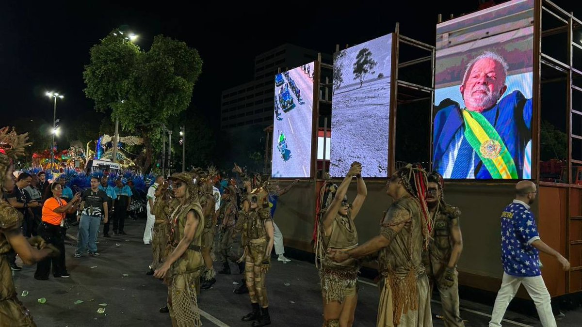 Acadêmicos de Niterói na avenida