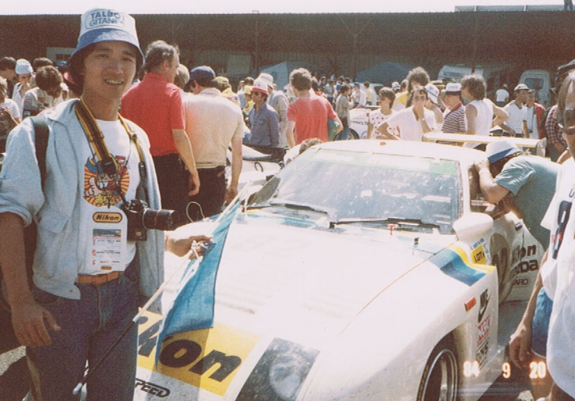 1979年にルマンに出た童夢（Roland）と82年に出た童夢（Amada）です。私が一緒に記念撮影しているのは、1982年にマツダRX-7が初完走した後のパドックです。マツダスピードにもフィニッシュ後の写真がなく、ルマン参戦の記録をまとめた写真集に、この写真が掲載されました。