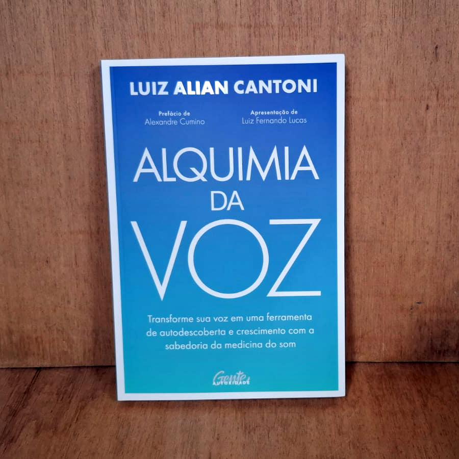 Ganhei de aniversário de meu filho e de minha esposa este #livro: "Alquimia da Voz", de Luiz Alian Cantoni e confesso que foi uma escolha precisa! Para quem trabalha com comunicação, docência, liderança, audiovisual ou qualquer atividade em que a #voz seja ferramenta estratégica.