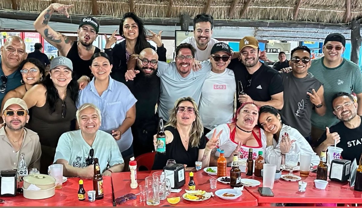 TellesMuoz's tweet photo. Weeee @lajosa es d elas mías, con su cerveza jajajaja amoooo 🤣🤣 https://t.co/CdoeUwXLmH