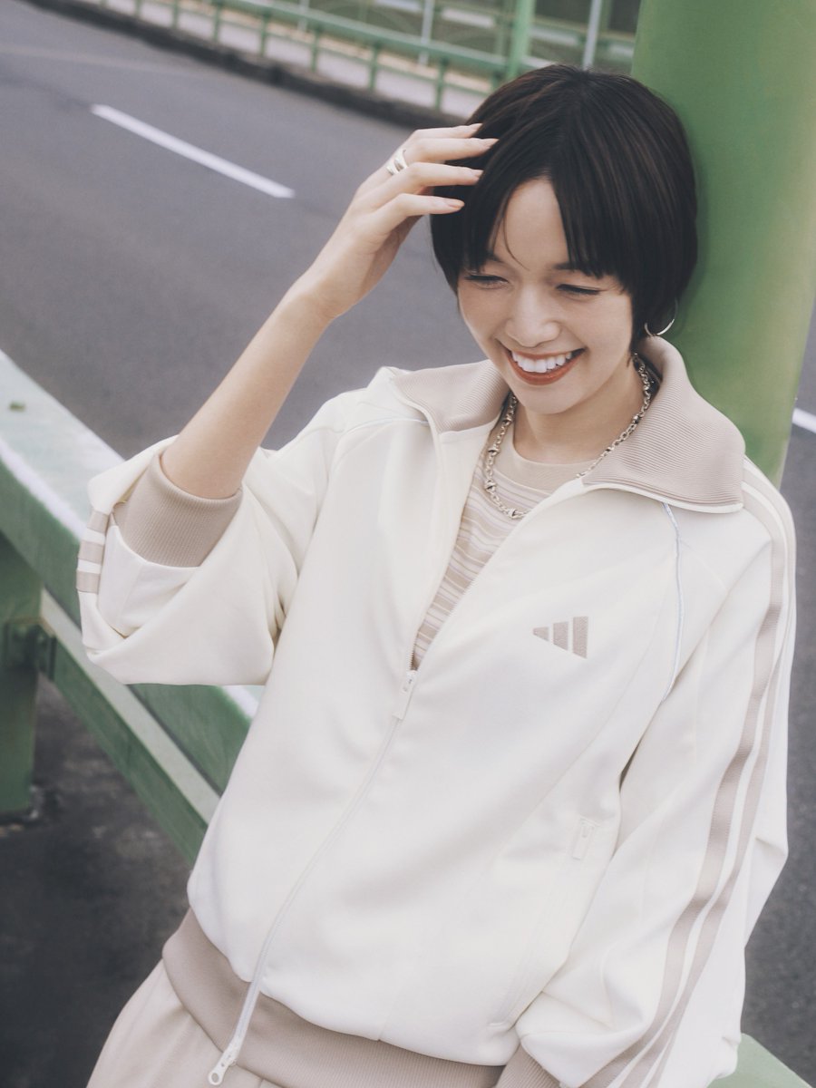 少しずつ暖かくなる季節に大活躍のトラックスーツを、大人仕様に