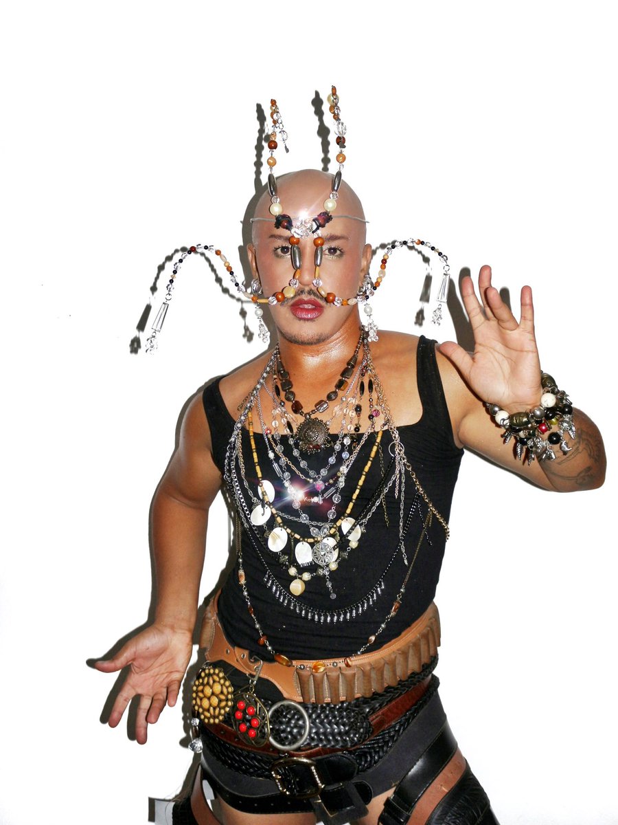 COISAS NATURAIS✨

Look que eu fiz inspirado na musa <a href="/amarinasena/">Marina Sena</a> 🤎
•Todo o look foi feito usando a técnica de UPCYCLING 

Colares viraram a máscara e o top de correntes e cintos viraram uma saia desconstruída ✨