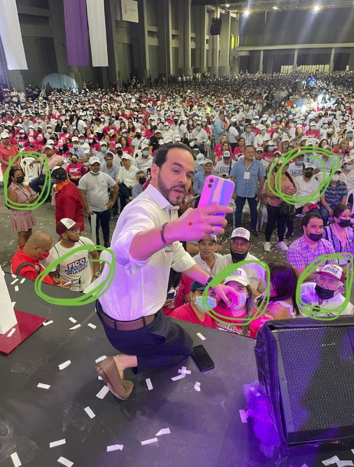 Que hijueputa montaje de la campaña de Abelardo de la Espriella tan mal hecho, se les olvidó borrar la gente con tapa bocas y las camisetas de Fico Gutiérrez.
