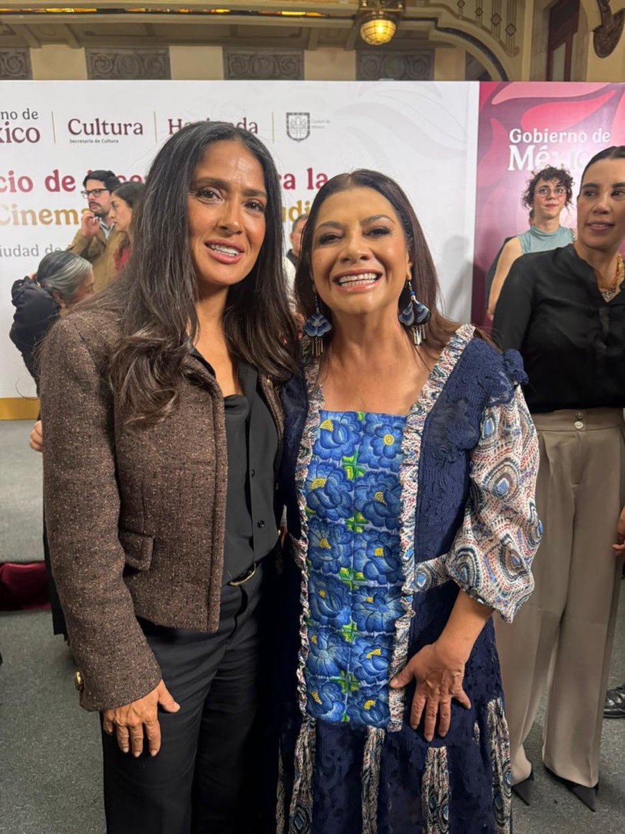 Viven en otro México.
Una desde París.
La otra desde el poder.
Una actúa.
La otra también.