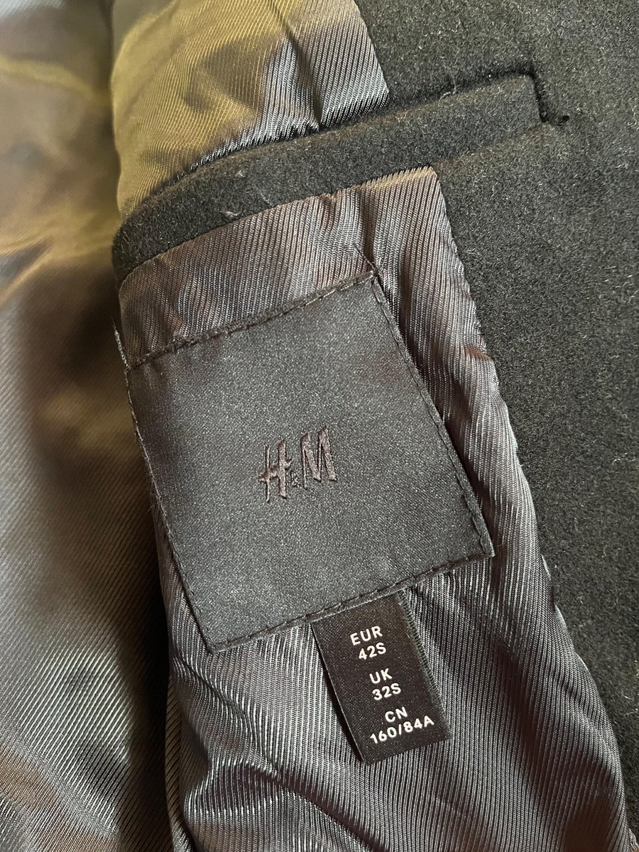rrrxoul's tweet photo. WTS‼️ H&amp;M Man Wool-Blend Coat - Black

- Kondisi: like new (baru dipake sekali ke acara nikahan)
- Size: EUR 42S / Fit S-M.
- Bahan: 53% Premium Wool Blend (Tebal &amp; Mewah).
- Detail: Slim Fit, full lining satin, kancing grafir H&amp;M.

📍Bandung
💸: 500k nego
bisa 🍊

#wts #zonauang https://t.co/EaiV4coqr0