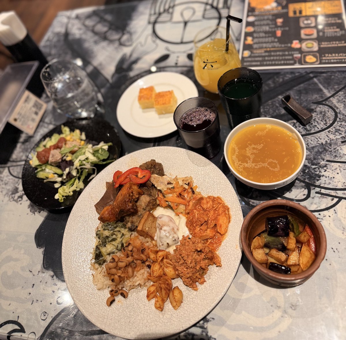 Grand_Pyramid's tweet image. 🇪🇬✨ エジプトランチビュッフェ ✨🇪🇬  

想像してみてください…  
本場エジプトのインテリアに囲まれた空間 🏺  
温かみのあるゴールドの灯り、繊細な模様、そしてスパイスの香りが漂うひととき 🌿  

それは、ただのランチではありません。  
エジプトへの小さな旅です。