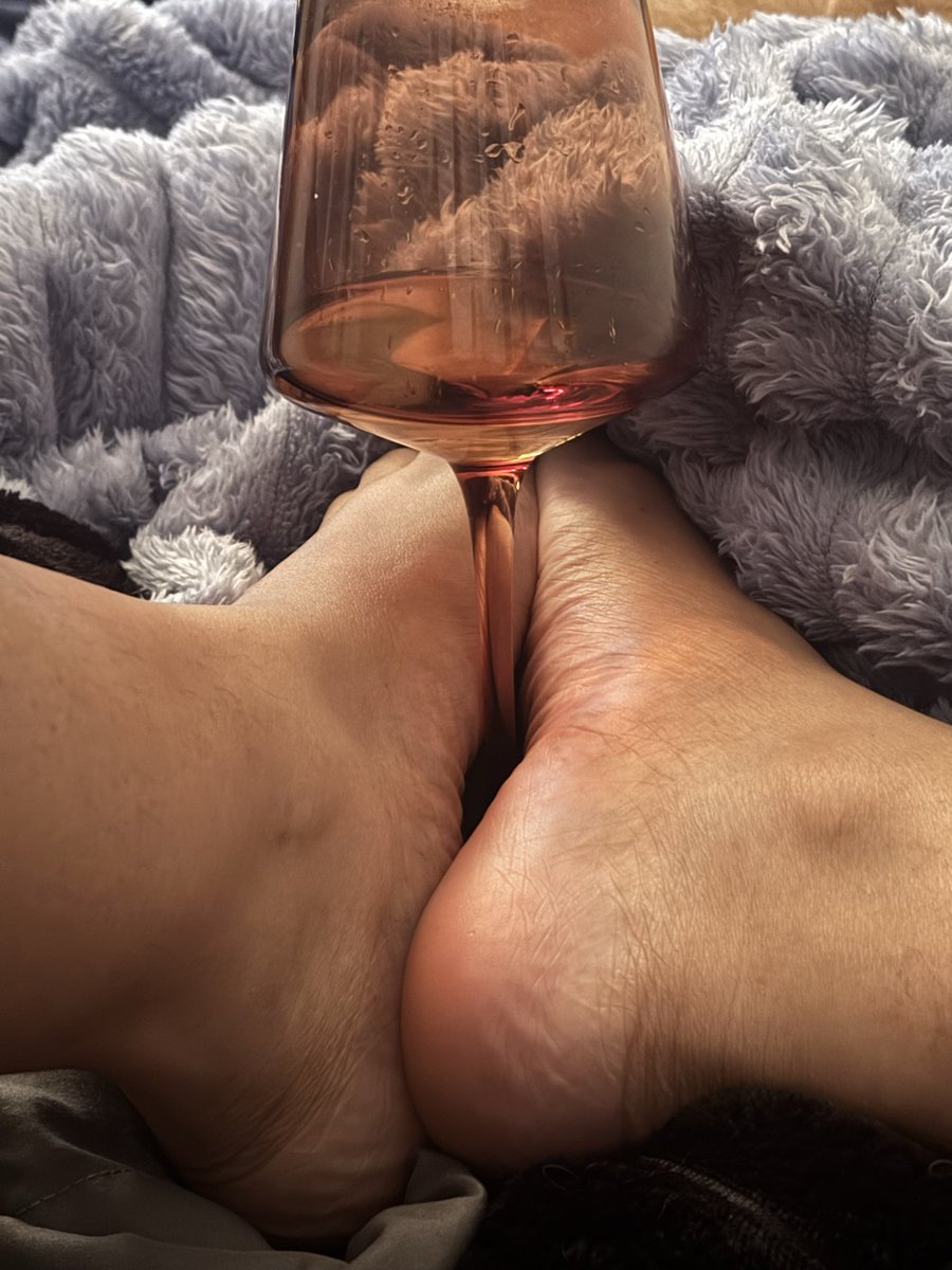 GoddessSaph0's tweet photo. Want the rest ?  #feetfetısh #feet #heels https://t.co/uizSHxZUsf