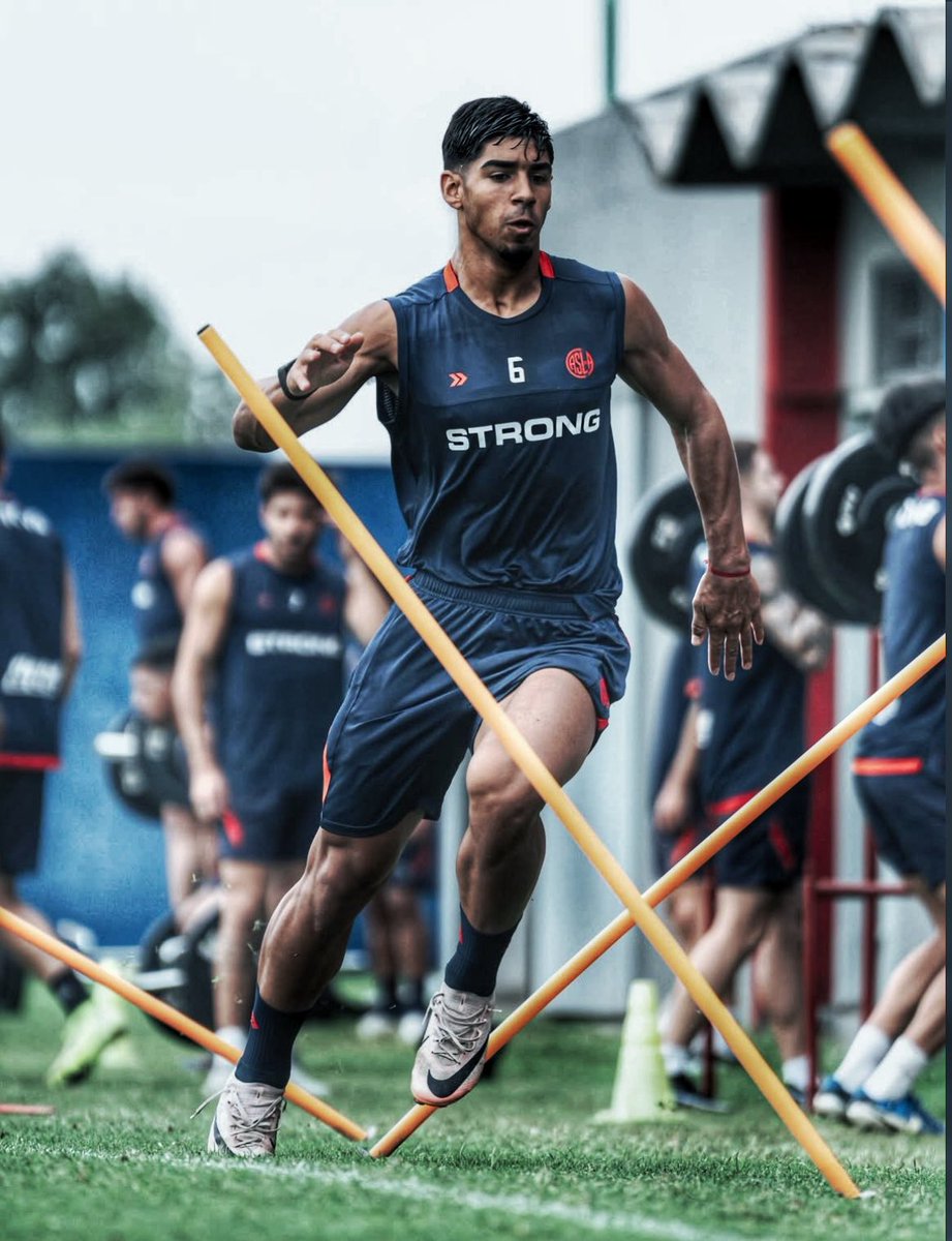 Las vueltas de la vida

Dejamos ir a De Ritis

Y hoy el lateral izquierdo estaba así

🚑 Olivera
🚑 Hernández (rescindir) 
🚑 Laxalt

Jugó Togni qué no es Lateral

Osea, perdimos un extremo

<a href="/OficialCAP/">PEÑAROL</a>