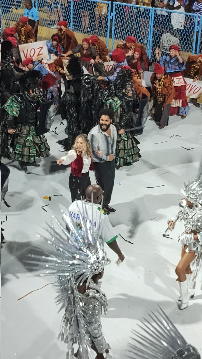 Humorista Paulo Vieira em performance no desfile da Acadêmicos de Niterói.