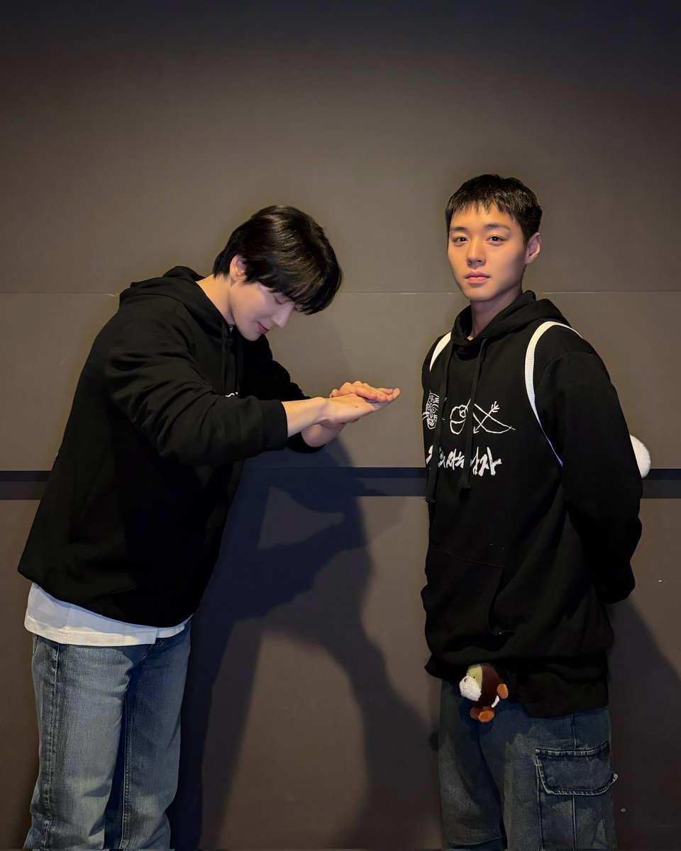 [PIC] 260216 #พัคจีฮุน และคุณอีจุนฮยอก นักแสดงจากภาพยนตร์ The King's Warden ในงาน Stage Greetings จาก SHOWBOX ค่ะ 📷👑

#TheKingsWarden #왕과사는남자
#PARKJIHOON #박지훈