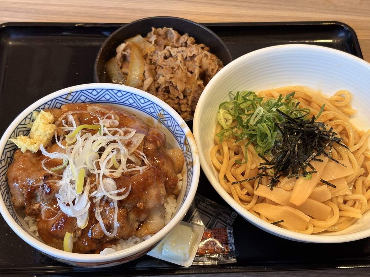 孤高の明け飯(｀･ω･´)やっぱり今日も吉野家！豚肩ロース生姜丼には油そばつけちゃった☺️