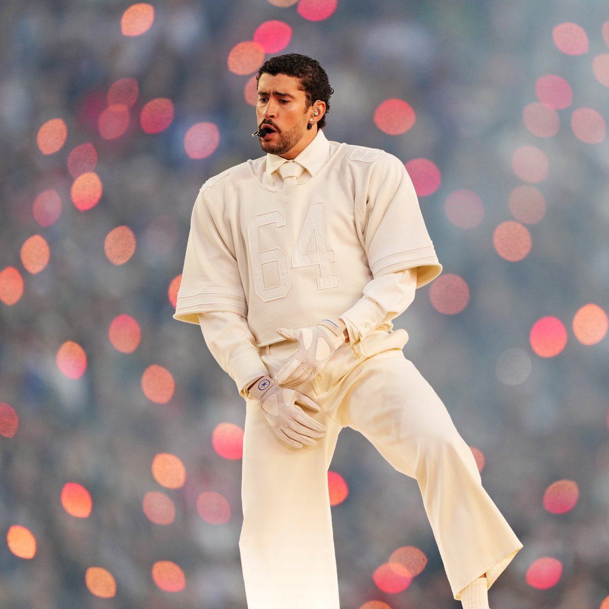 BBPRTV's tweet image. Canciones que interpretó Eladio Carrión en el concierto de Bad Bunny en Argentina:

- THUNDER Y LIGHTNING
- Kemba Walker
- Coco Channel