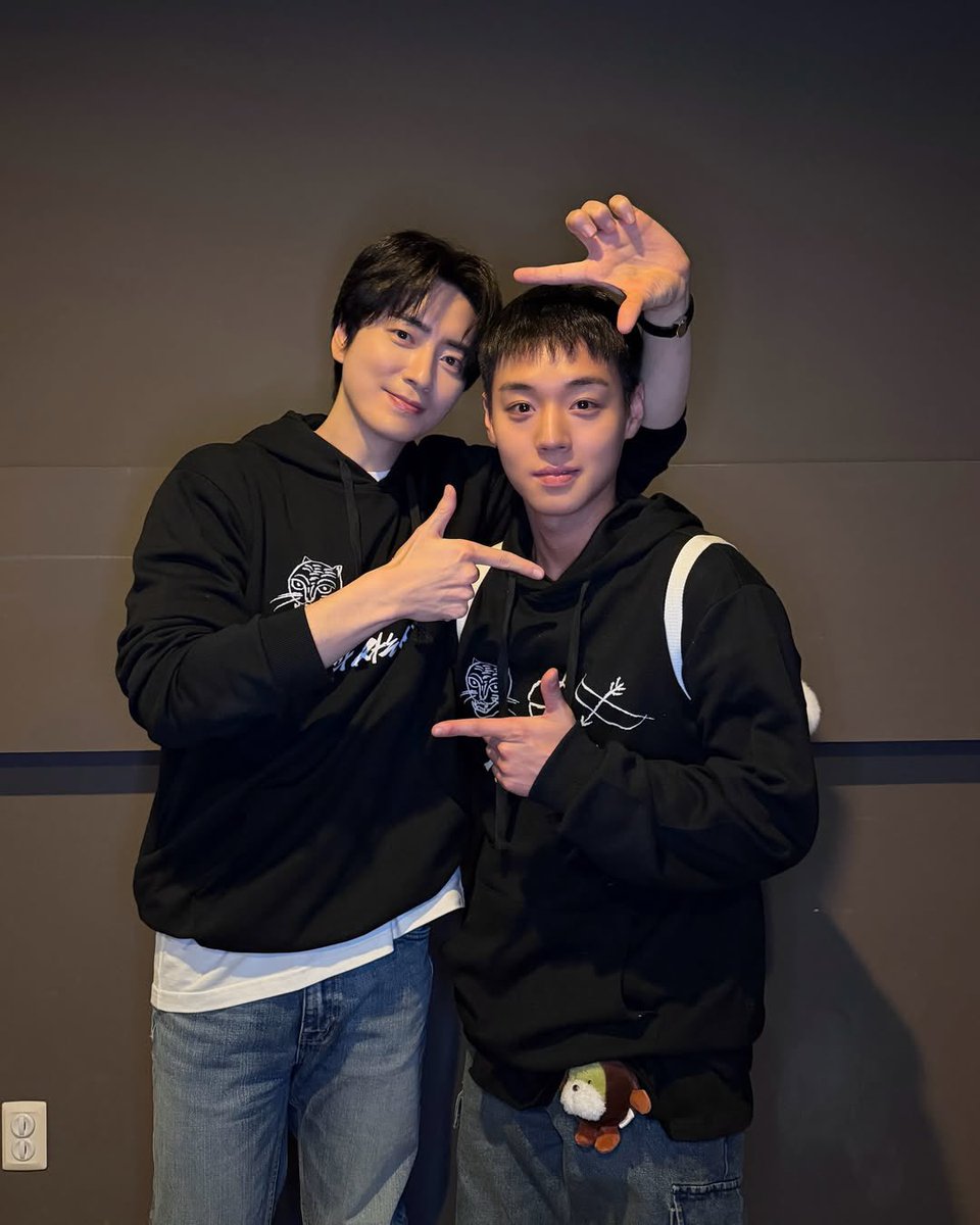 น่ารักอะ จีฮุนกับจุนฮยอก ในเรื่องแสดงเป็น อาหลานกัน  คือจะบ้าา ผกก คัดเลือกนักแสดงแบบลงตัวมากกกกกกก ราชวงษ์นี้มีแต่คนหล่อหรือคะ 🥹🥹