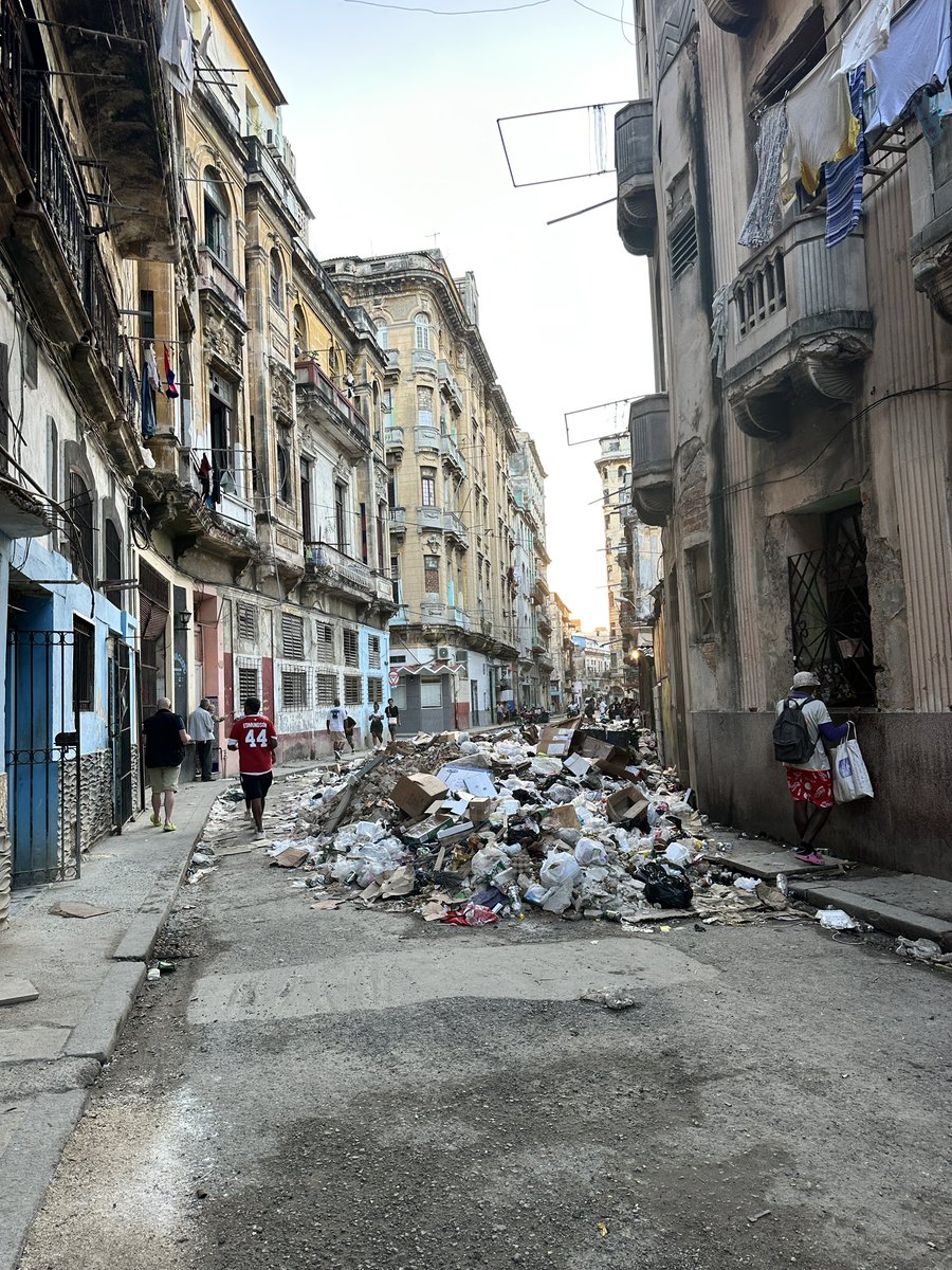 cabral19's tweet photo. @BlogdoNoblat Estou em Havana e, por enquanto, a crise não afeta tanto o turismo. É bomse enfatizar isso porque o país depende dele. Mas a população está sofrendo. Mas não parece estar pensande em uma convulsão. https://t.co/VUluTNZvJJ