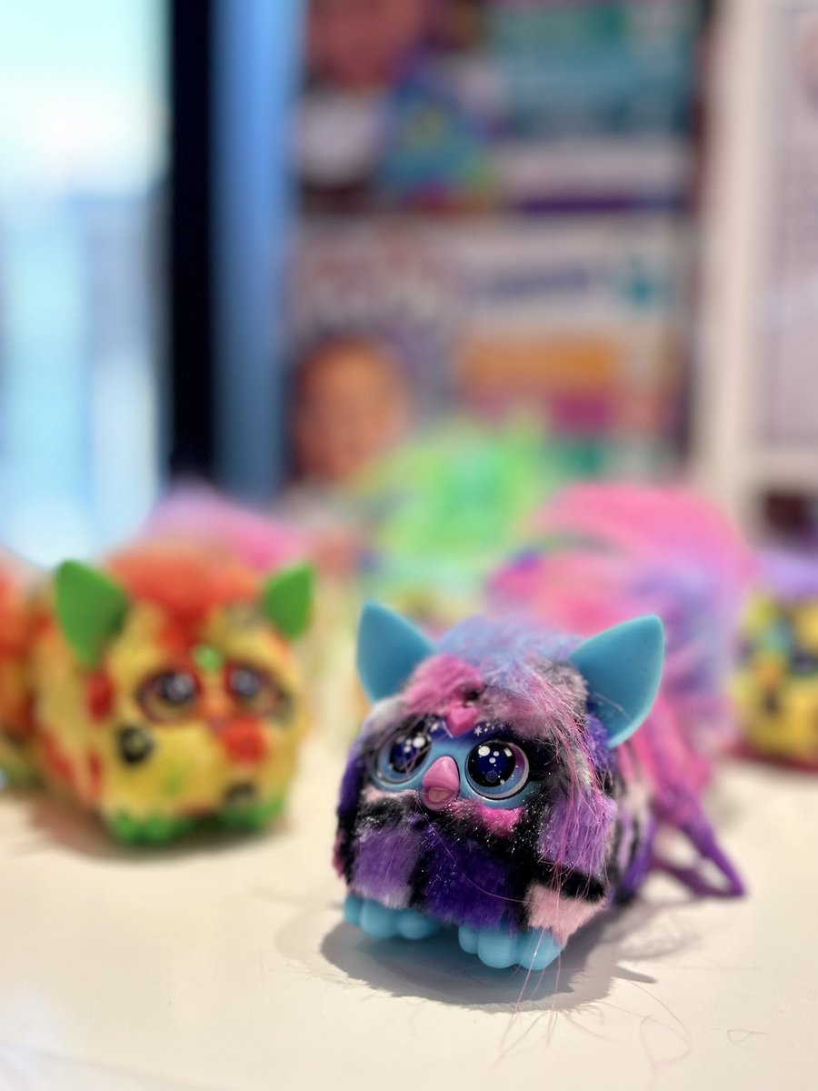 Hasbro_Store_JP's tweet image. 【#三井アウトレットパーク入間 店】

#ファービー には楽しい仲間がいっぱい😍

ファーブレッツをバッグにつけて一緒にお出かけ🛍️したり、
ファービーミニをお家に並べて飾ったり…✨

あなたのお気に入りの子をぜひ探しにきてみてくださいね🤩

#HasbroStore 
#ハズブロストア 
#Furby