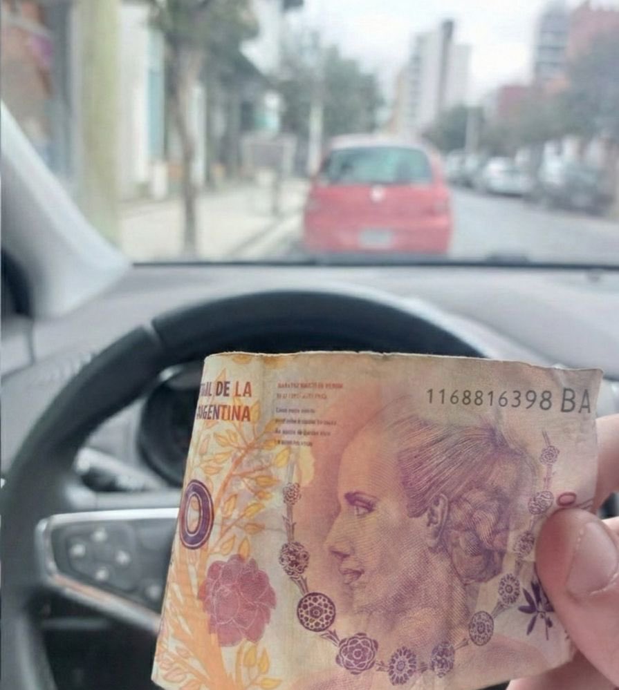 A alguien se le cayó este billete?
El número es 1168816398 BA por las dudas
