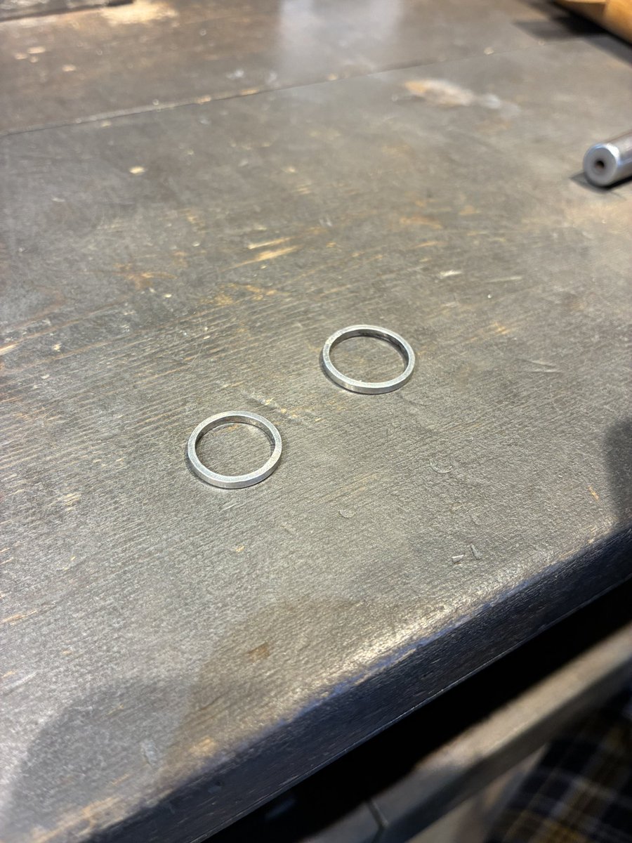 Mebi_uz's tweet photo. 昨日結婚指輪作ってきた💍
自分で作るやつだから大変だったけどマジで良い経験にはなったね https://t.co/syt2i49ZDR
