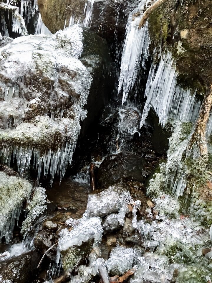pandacross4wd's tweet image. 10年前の今日の1枚
乗鞍岳〜五色ヶ原を源流とする仕事場の川
#icicles #仕事場 #奥飛騨 #岐阜県