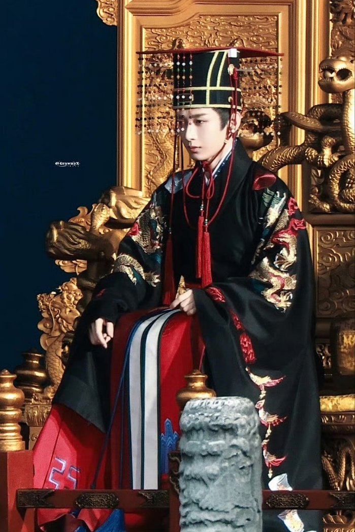 Congratulations to #ChengYi #成毅 #weibo on surpassing 30 million Weibo followers!
For an actor who  keeps a low profile, 30 million followers is a testament to his incredible acting skills and a testament to his personal charm.