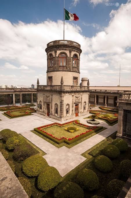 Antes del colegio militar, antes del palacio de Maximiliano y la cimentación que realizó el Virrey Matías de Galvez, estuvo esto, un templo mexica y un petrograbado de flechas posiblemente vinculado con la observación de los astros. Este adoratorio se ubicó en la cima del Cerro